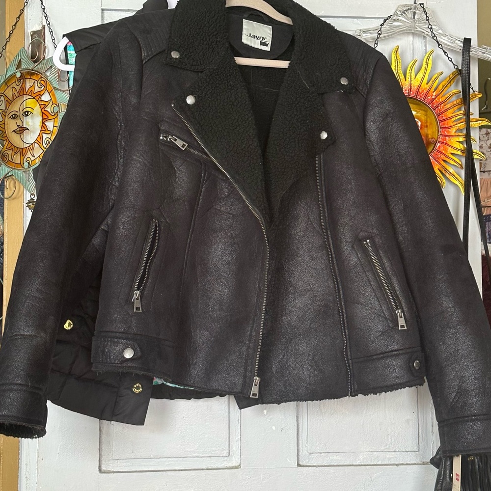 Levi's Black Leather Motorcycle Jacket Faux Shearling XL will also fit a large